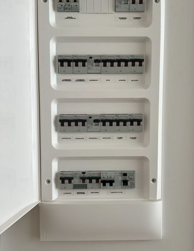 cuadro eléctrico instalado por electricista profesional